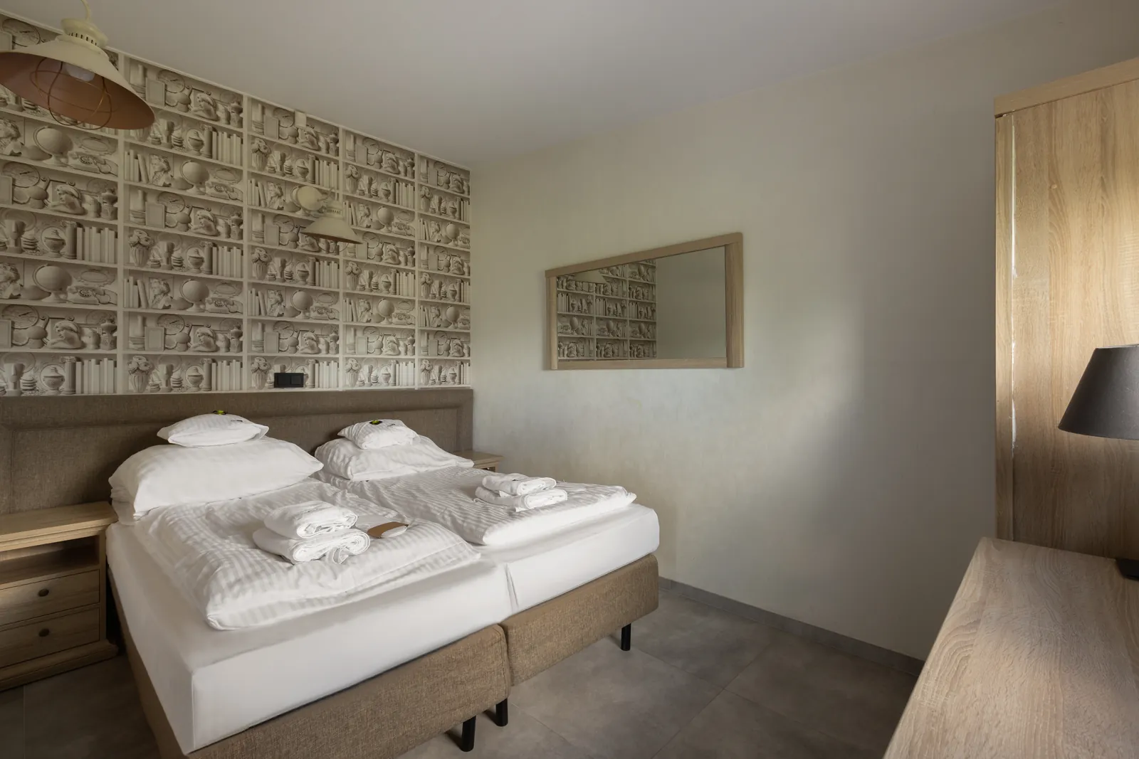 Apartament Książkowy — kameralne, ciemne drewno na długi wieczór