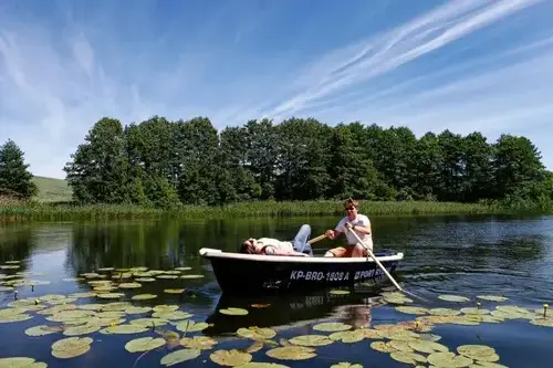 Kajaki i łódka przy przystani — Port Rybaki